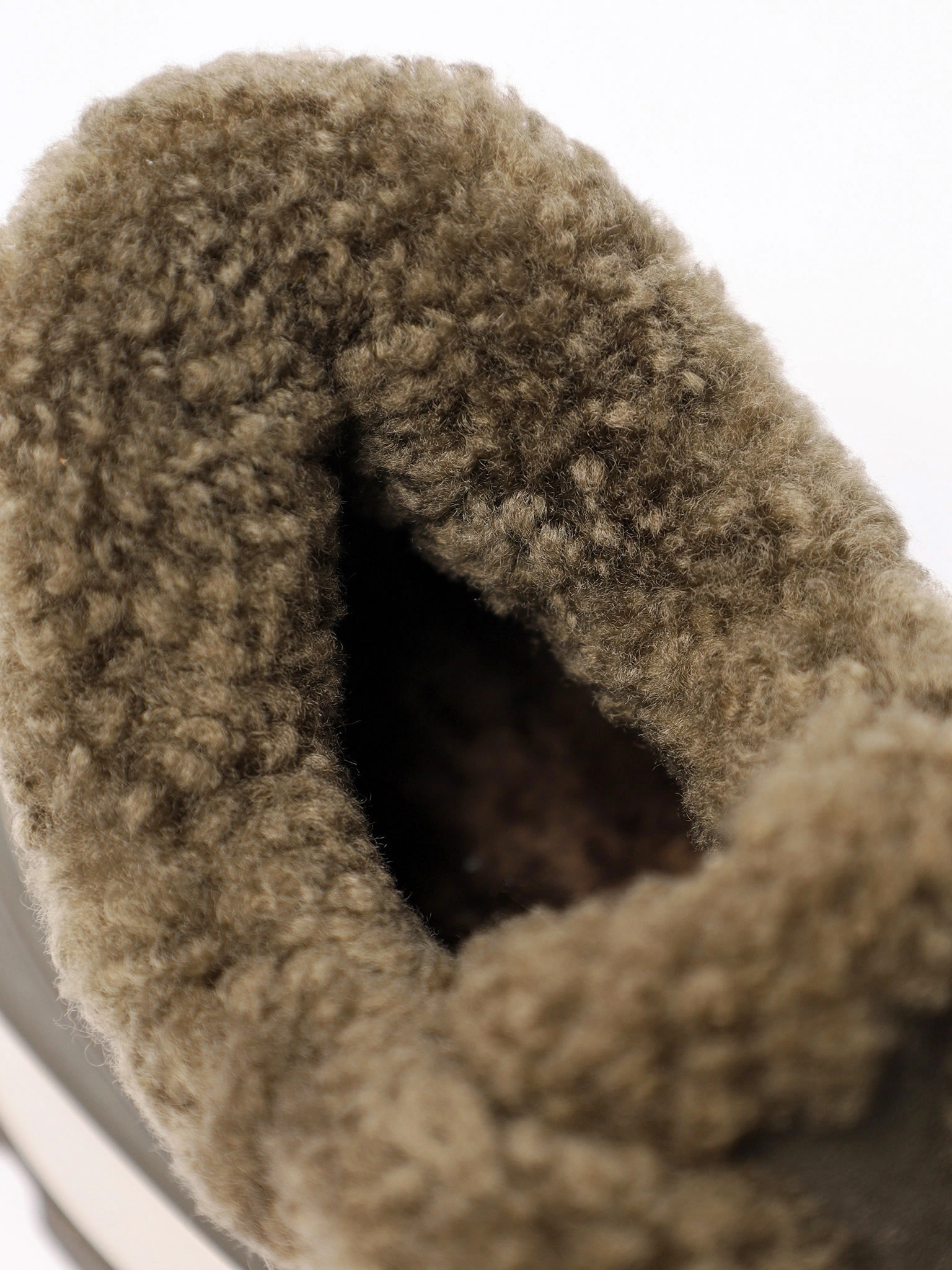 Кроссовки комбинированные зеленого цвета на рельефной подошве